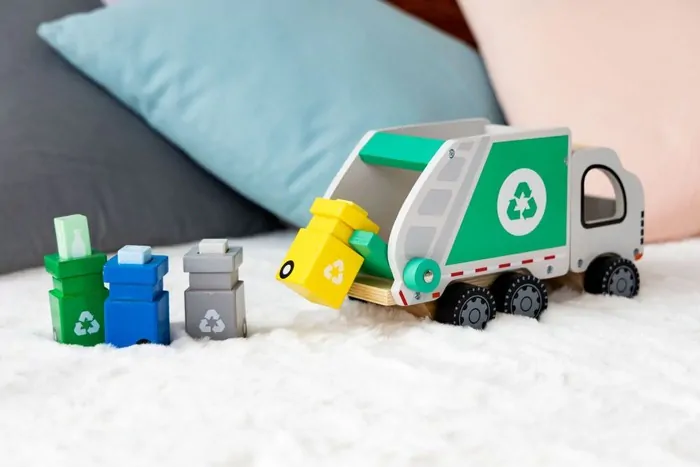 Dřevěný popelářský vůz s pohyblivým vyklápěním popelnic