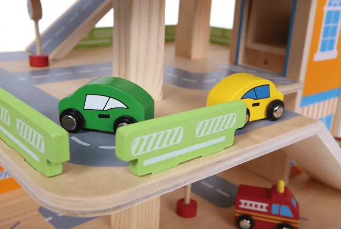 Dřevěná garáž s výtahem + auta EcoToys
